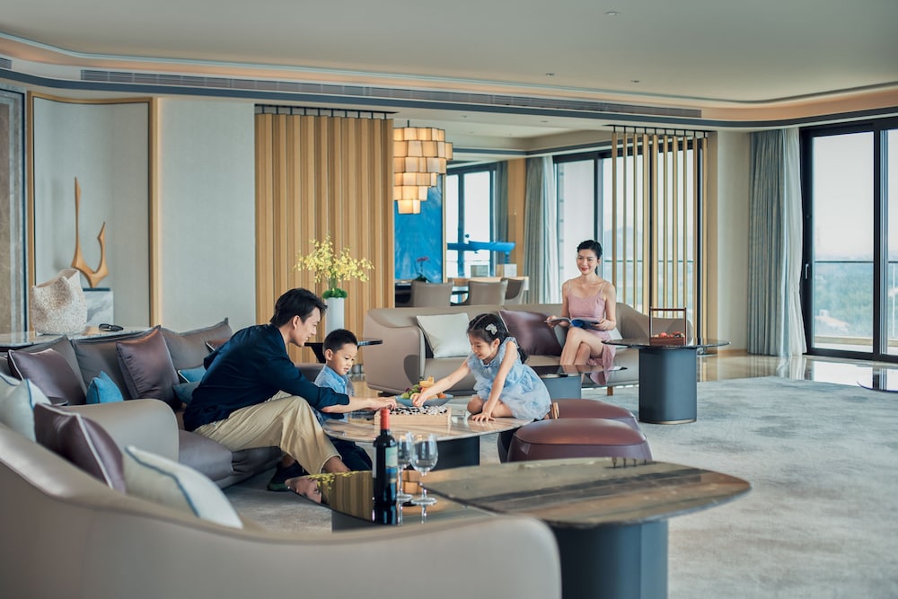 1 King Suite Oceanfront thumbnail 6