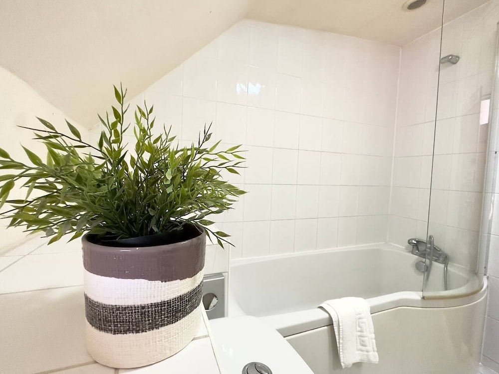 Suite, Ensuite photo 3
