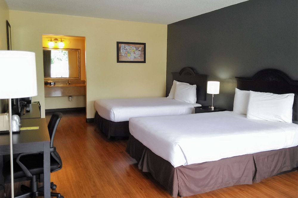 Room, 2 Double Beds, Non Smoking, Pool View (First Floor) - Photo 1