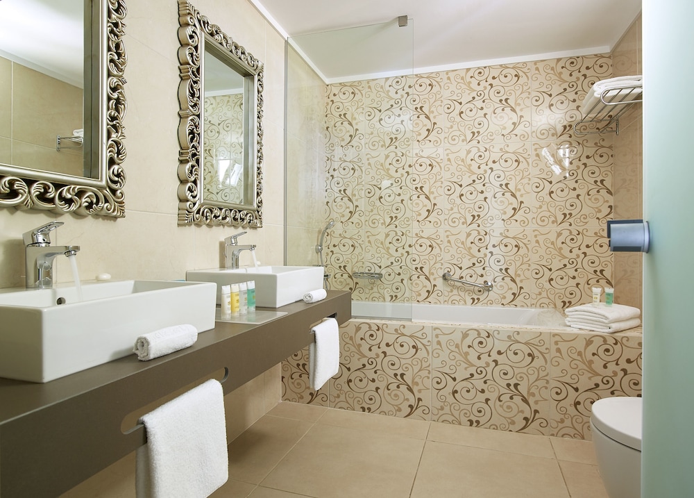 Deluxe Suite, Garden View thumbnail 5