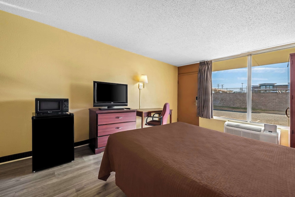 Room, 1 King Bed, Accessible, Non Smoking - Photo 4