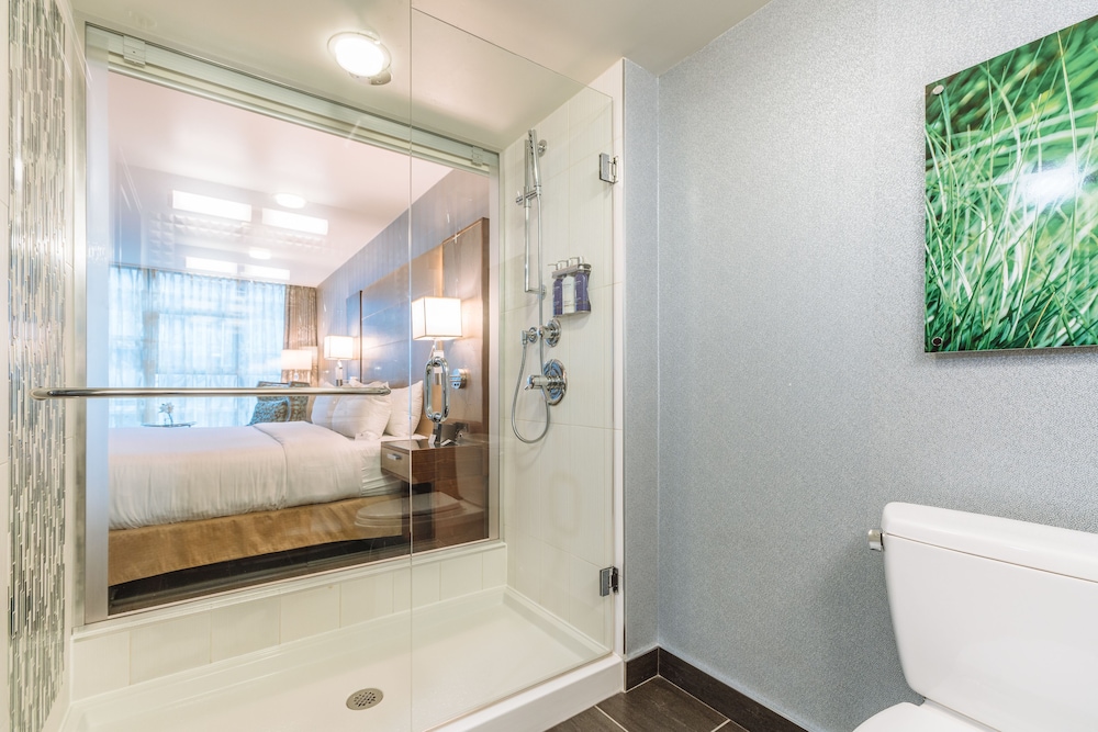 Deluxe Room, 1 King Bed thumbnail 6