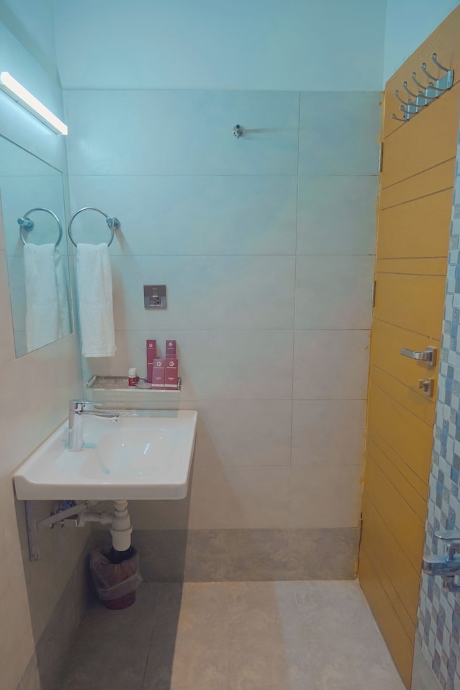 Basic Single Room - Photo 2