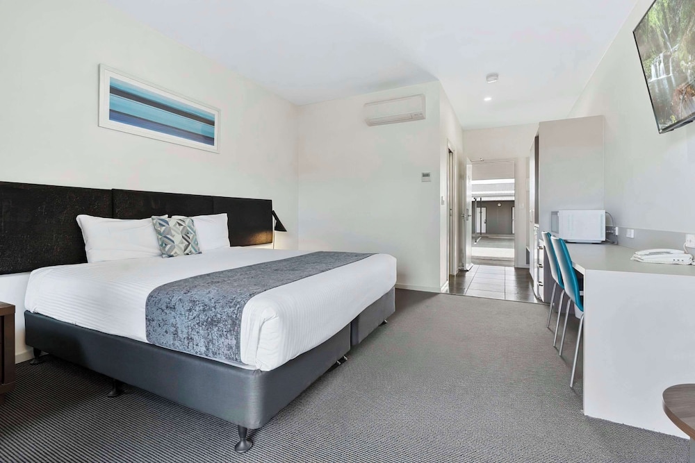Standard Room, 1 King Bed, Non Smoking photo 2
