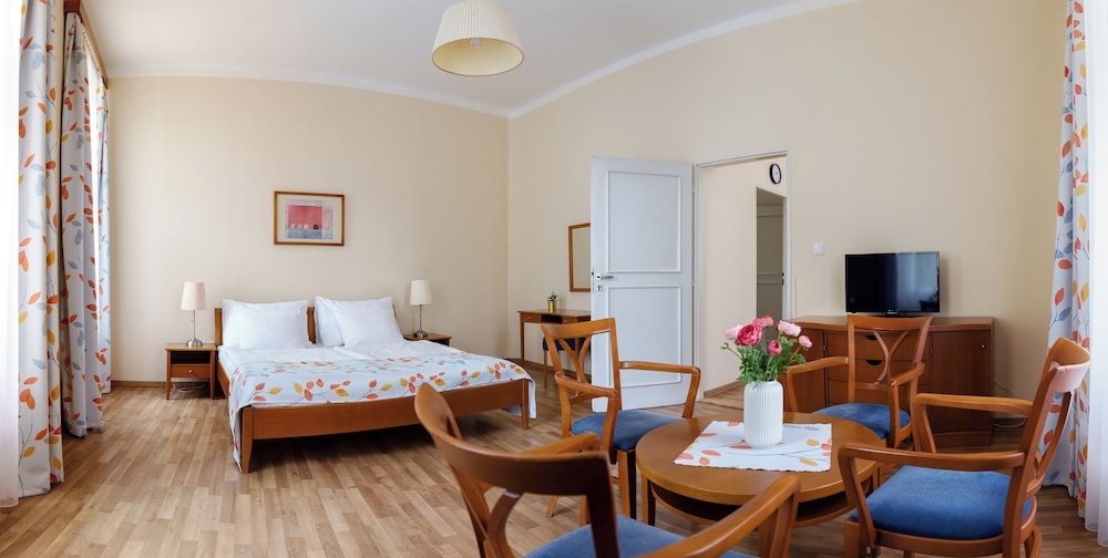Standard Apartment, 1 Queen Bed, Kitchen