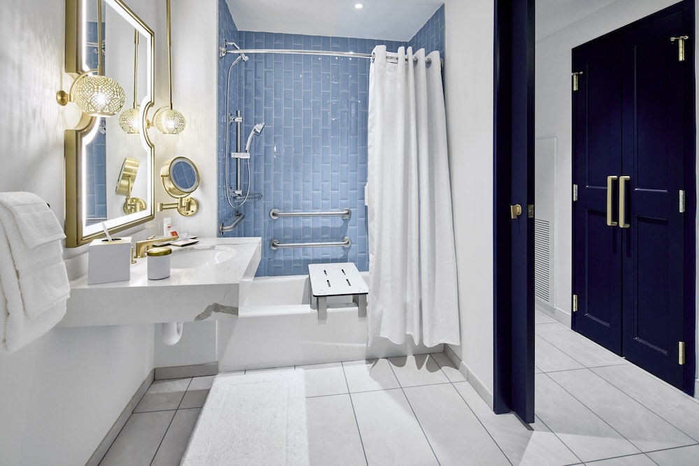 Mobility Accessible Deluxe 2 Queen w/ADA tub (Dedicated Entrance to Epic Universe**)