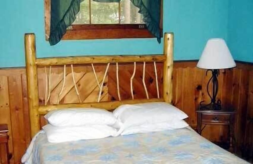 Cabin, 1 Queen Bed with Sofa bed, Kitchen, Partial Lake View photo 2