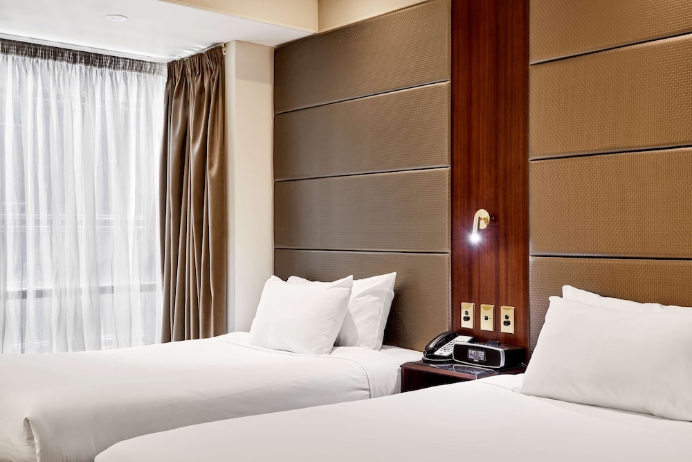 One Bedroom Twin Suite with Single Spa Bath - Photo 2