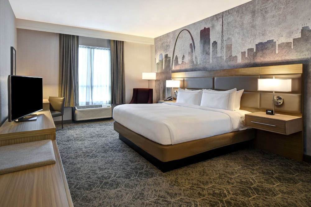 Room, 1 King Bed, Accessible (Hearing) - Photo 1