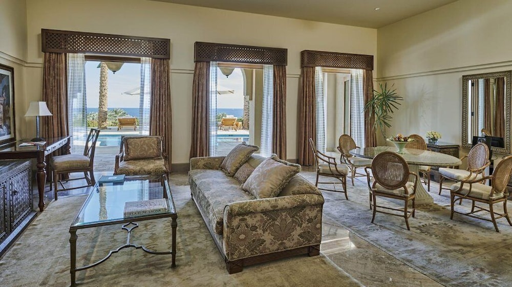 Presidential Suite (1 King and 2 Twins)