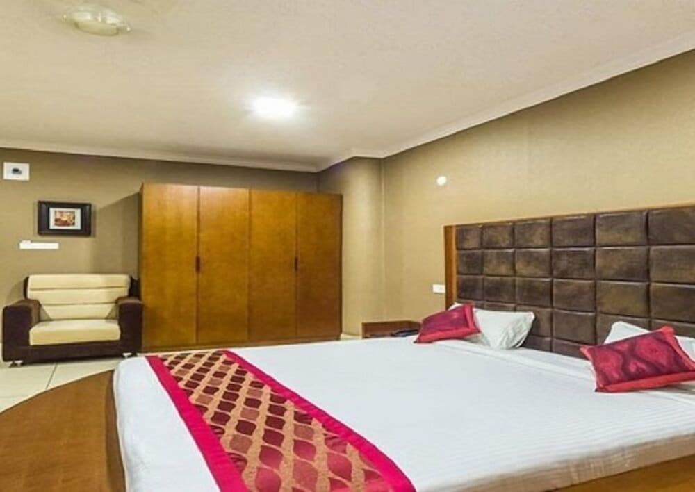 Deluxe Double Room, 1 King Bed, Smoking photo 3