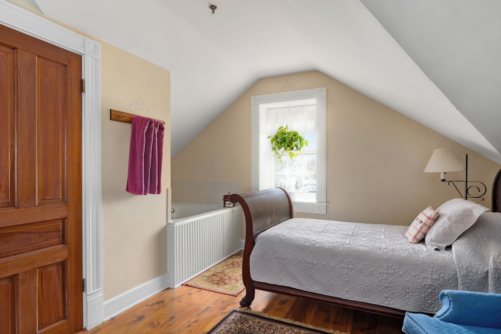 Deluxe Double Room, Private Bathroom (Room 9) photo 3
