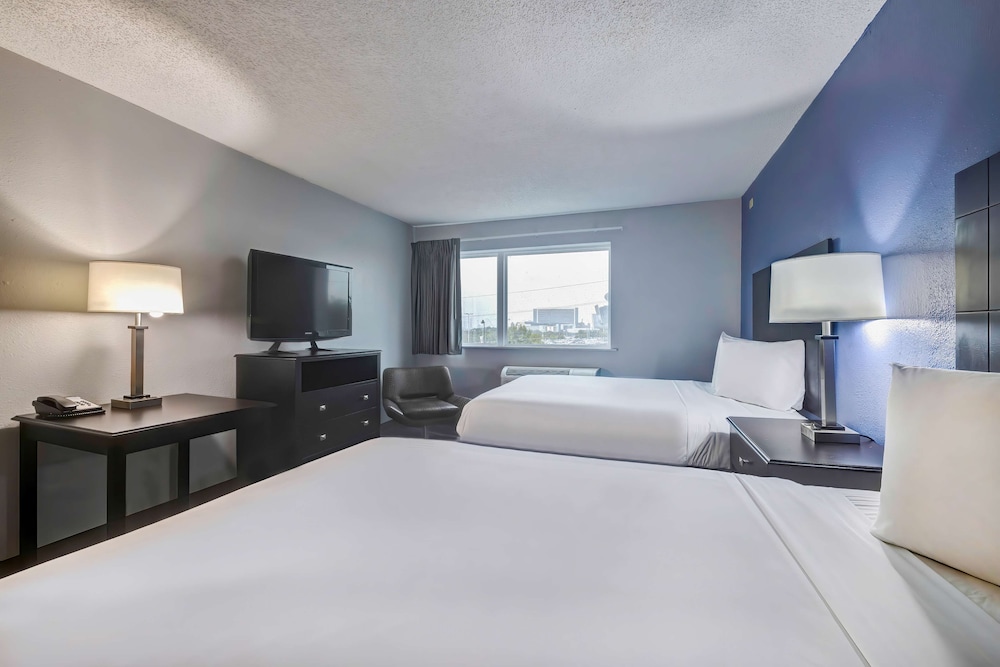 Deluxe Room, 2 Queen Beds, Non Smoking, City View - Photo 4