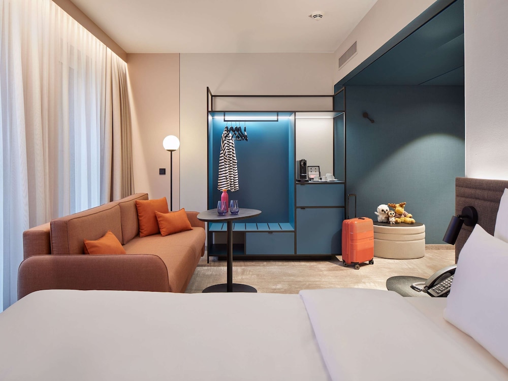 Family Room, 1 King Bed with Sofa bed