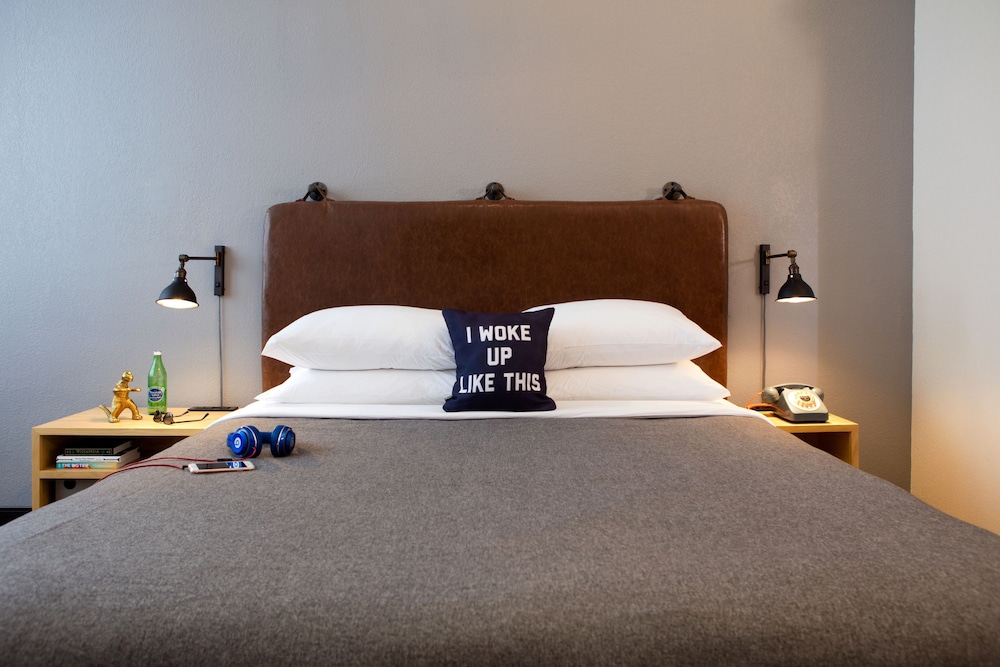 Room, 1 Queen Bed (Hearing Accessible) - Photo 2