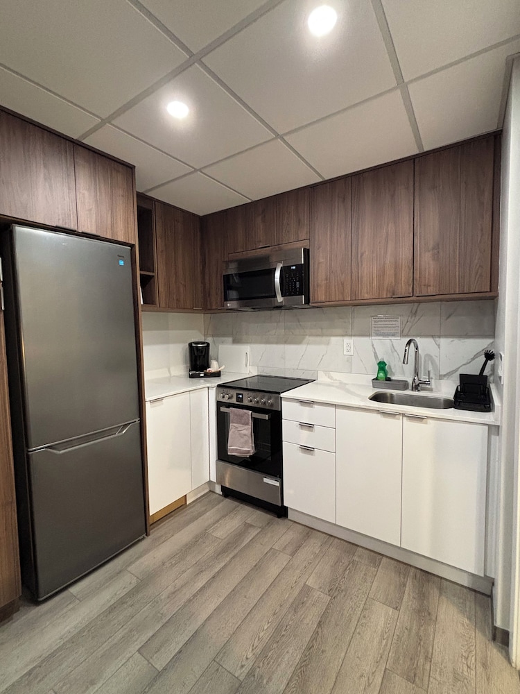 Deluxe Room, 1 Queen Bed, Kitchen photo 2