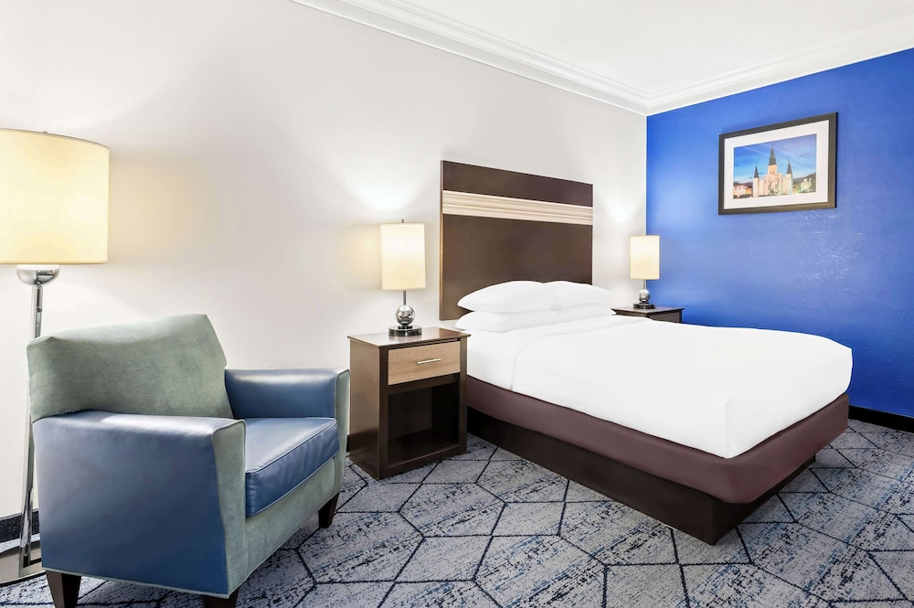 Standard Room, 1 King Bed, Non Smoking - Photo 2