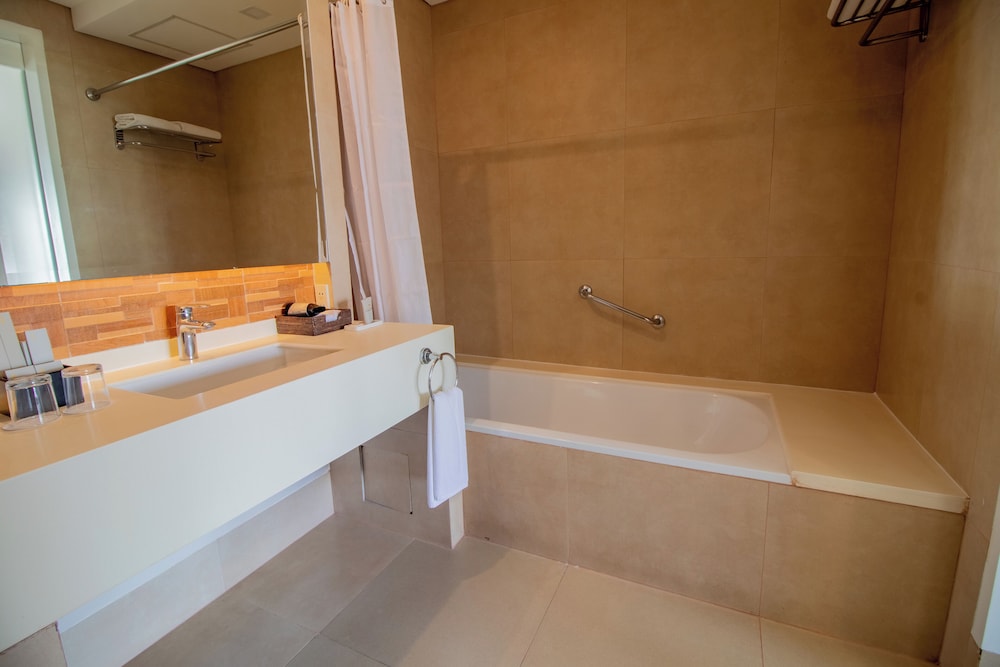 Executive Suite - Photo 18