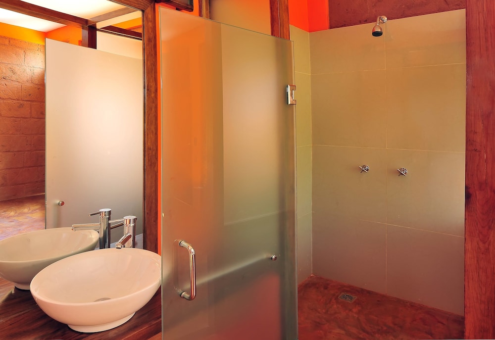Premium Double Room, 1 King Bed, Private Bathroom, Garden View photo 2