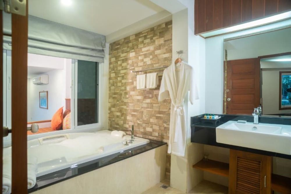 Beachfront Suite - Photo 11