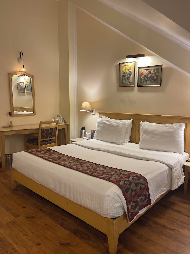 Deluxe Room - Mall road facing with Bathtub - Photo 6