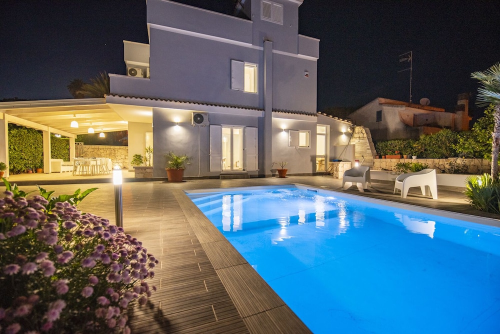 Villa photo 1