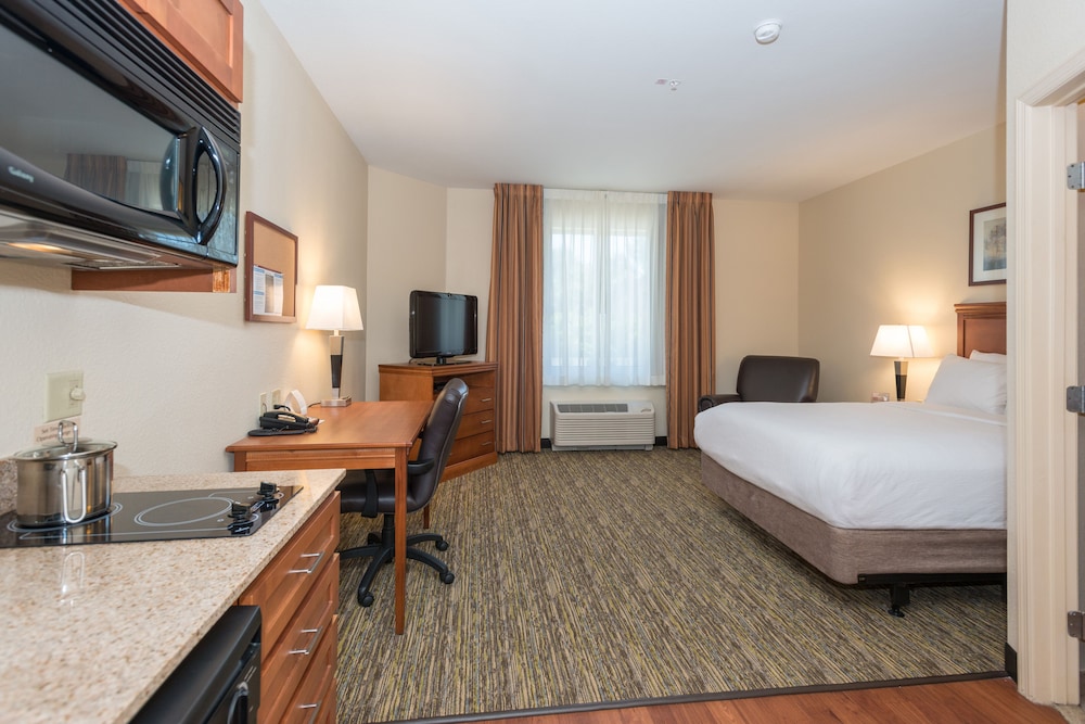 Studio Suite, 1 Queen Bed (Walk-In Shower) - Photo 2