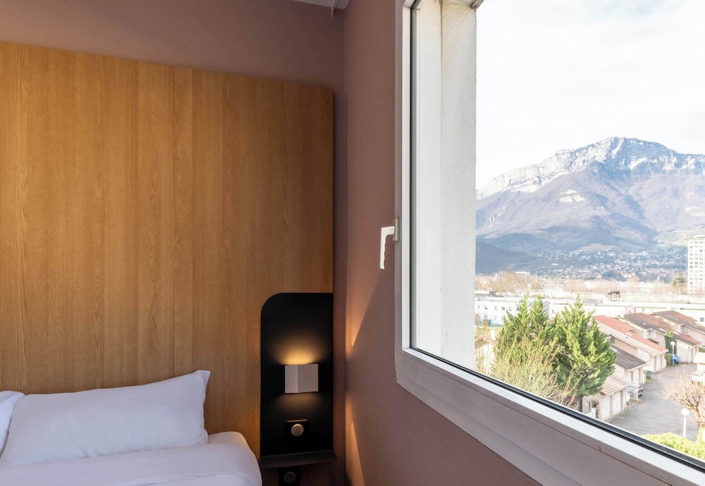 Double Room, Non Smoking - Photo 5