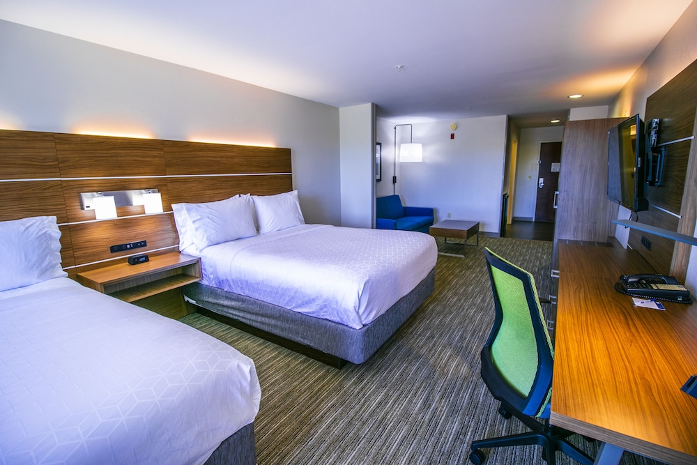 Suite, Multiple Beds - Photo 3