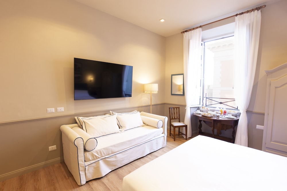 Deluxe Triple Room, Kitchenette photo 3