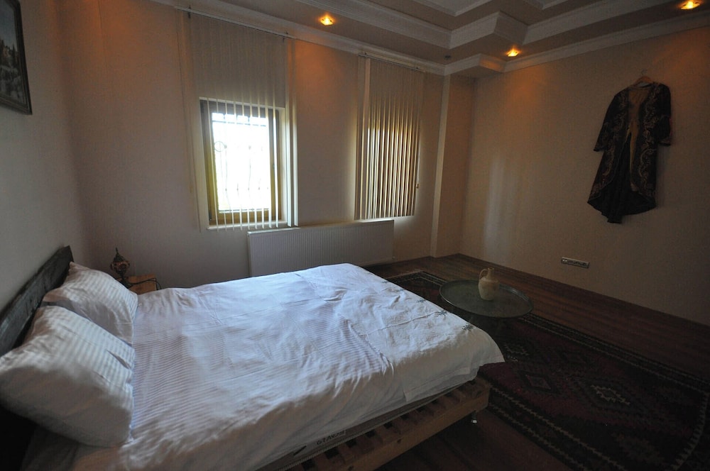 Standard Room, 1 Queen Bed photo 3