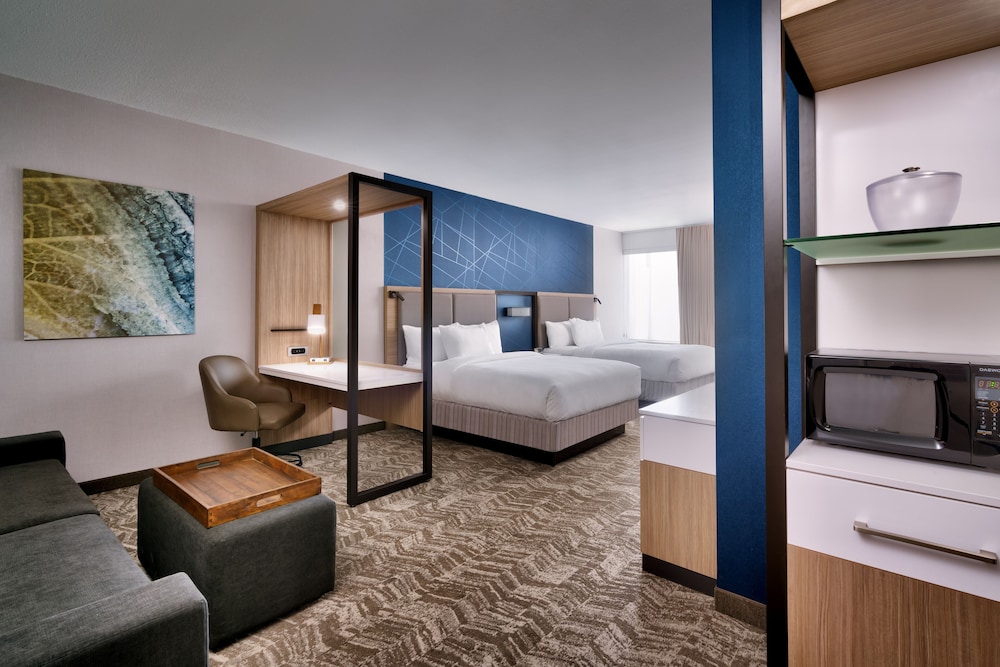 Suite, 2 Queen Beds (Mobility/Hearing Access, Roll-In Shwr)