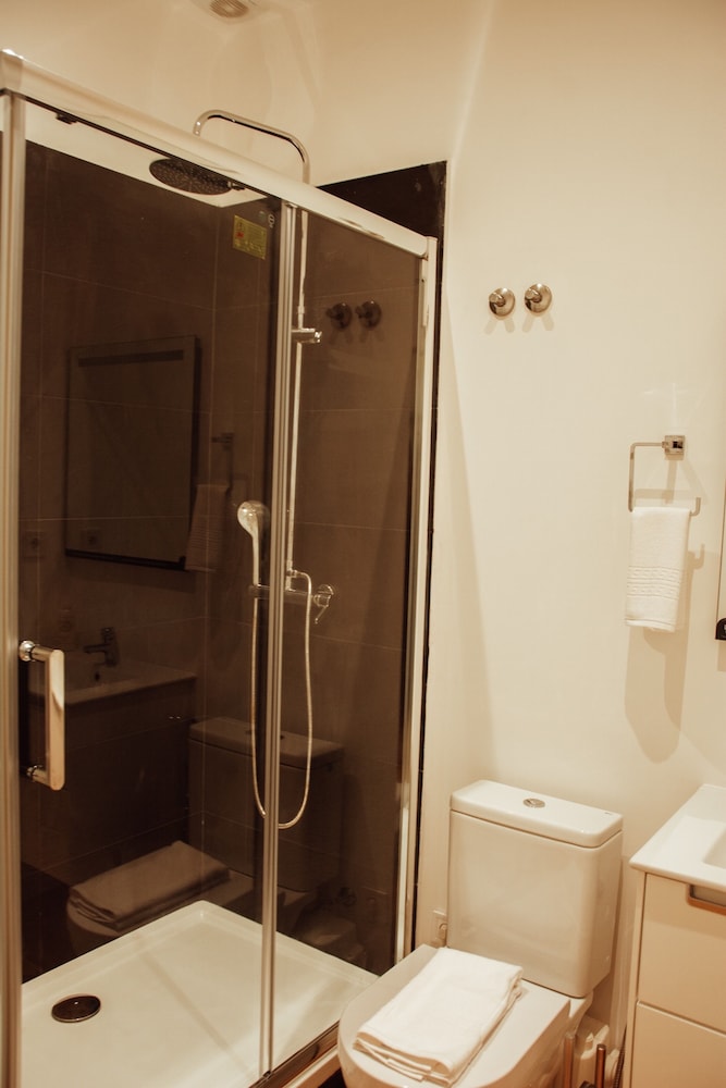 Classic Comfort King or Twin Room - Photo 19