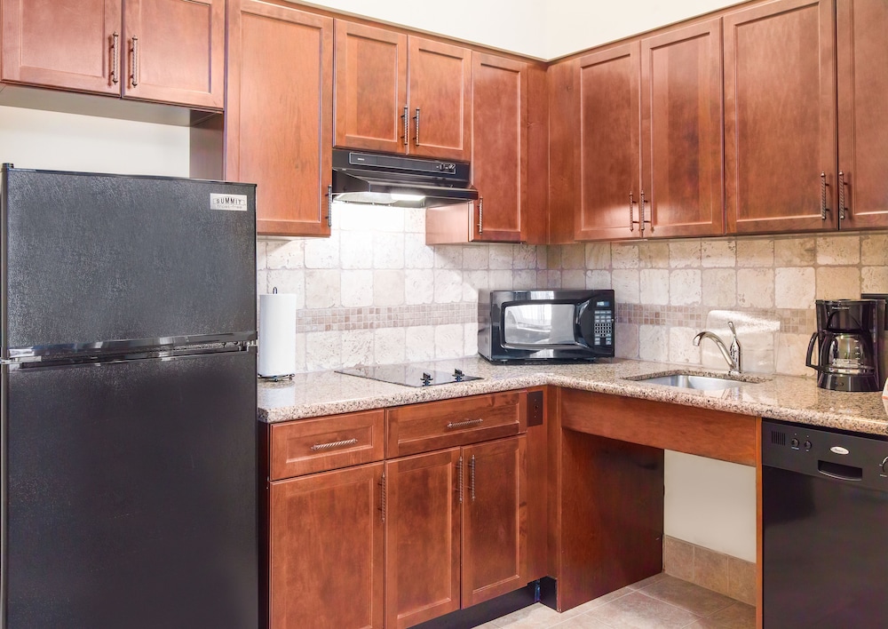 Suite, 1 Bedroom, Accessible (2 Qn, Comm, Roll Shwr) - Photo 6