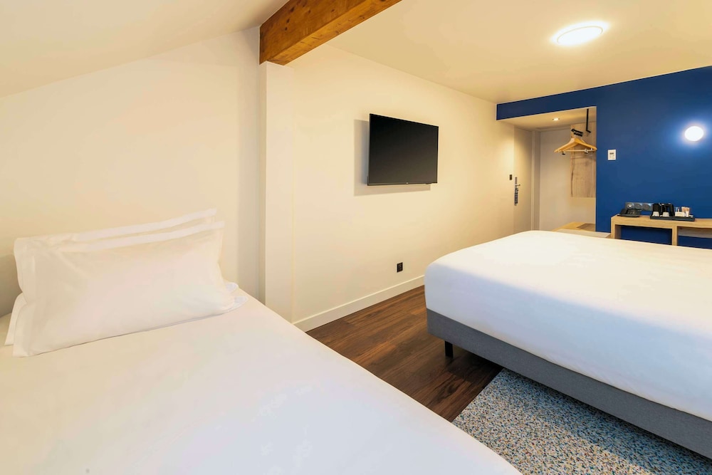 Family Room, Multiple Beds, Non Smoking (Shower Only) - Photo 2