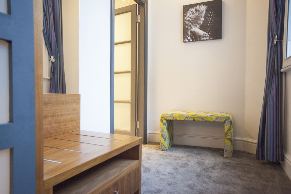 Deluxe King Room - Photo 9