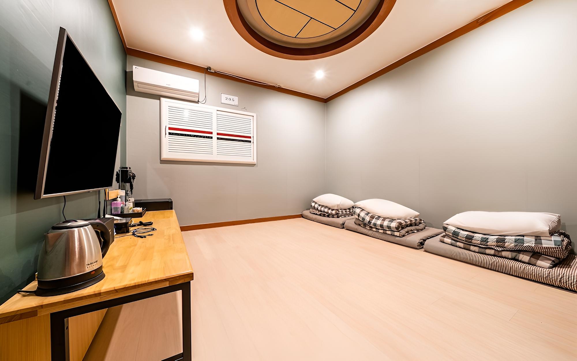 Room (Korean-style room (ondol Netflix Disn) photo 2