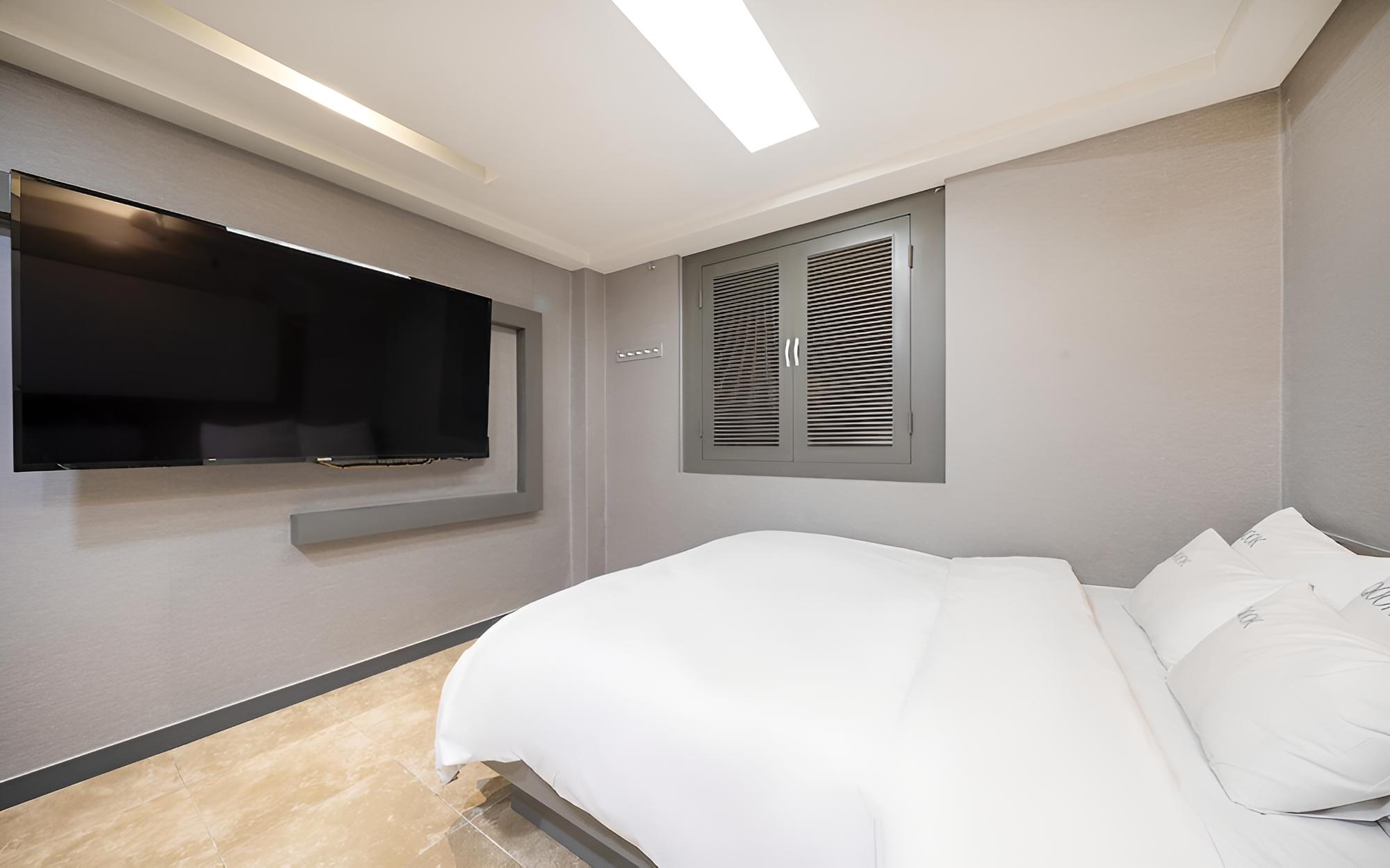 Room (Standard Room (Netflix 65inch TV)) - Photo 10