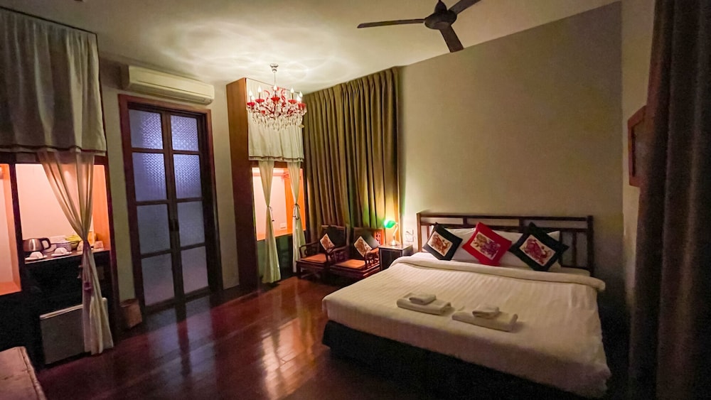 Deluxe Room, 1 King Bed, Canal View photo 3