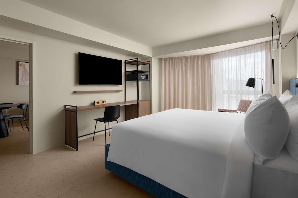 Suite, 1 Bedroom - Photo 7