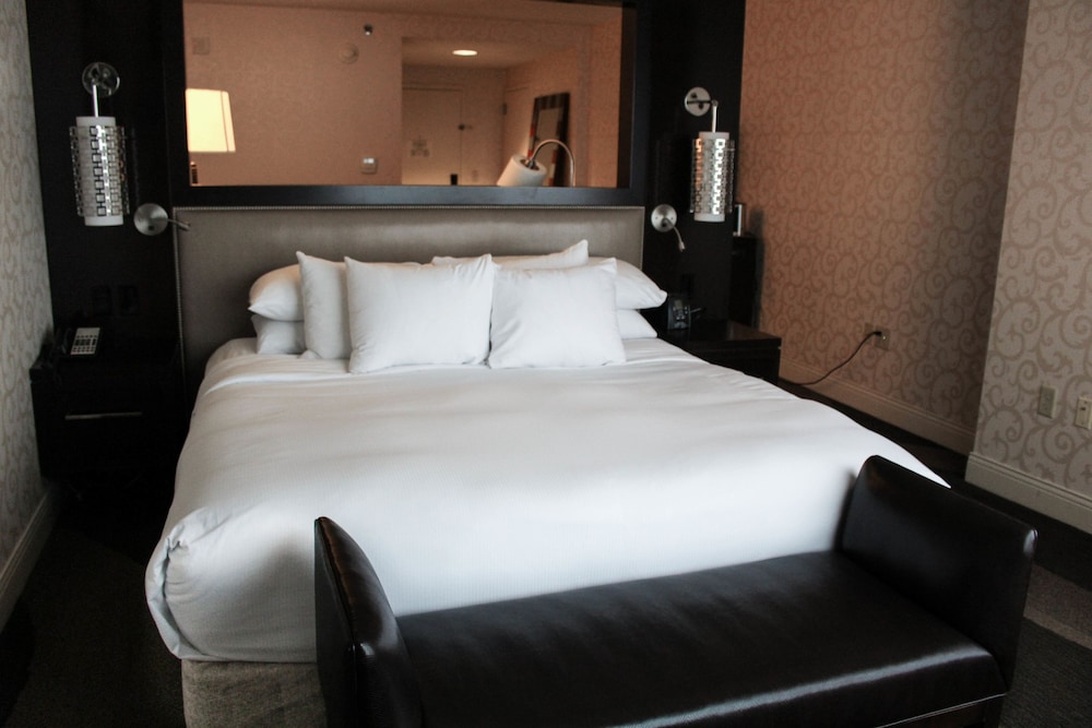 Deluxe Room, 1 King Bed photo 2
