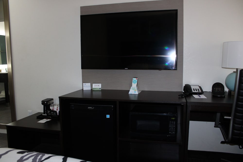 Room, 2 Queen Beds, Non Smoking - Photo 9