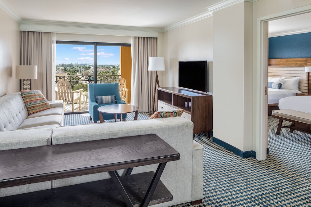 Suite, 2 Queen Beds, Pool View