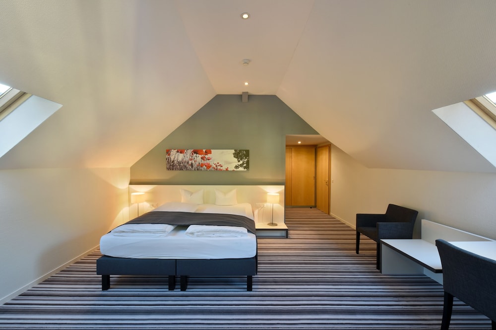 Premium Suite, Partial Lake View photo 2