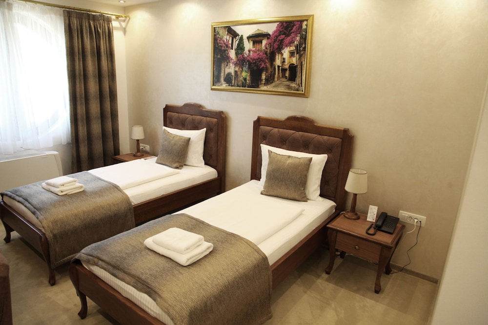 Standard Double or Twin Room (03)