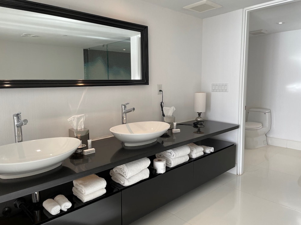 Suite, Tower - Photo 8