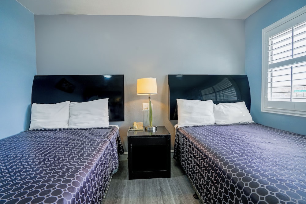 2 Full Beds Non-Smoking photo 3