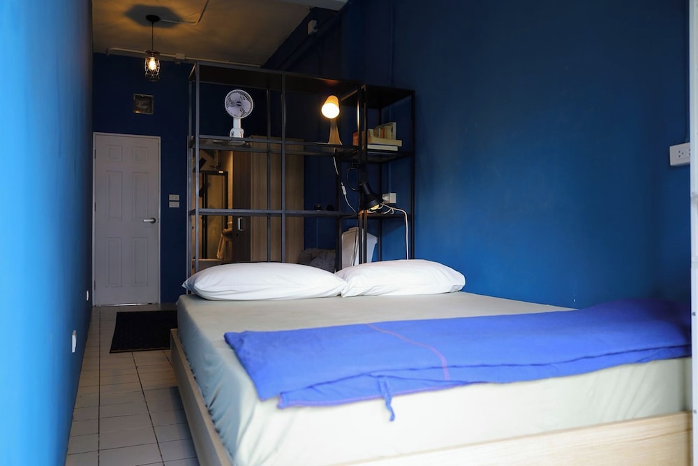Private room with bathroom photo 1