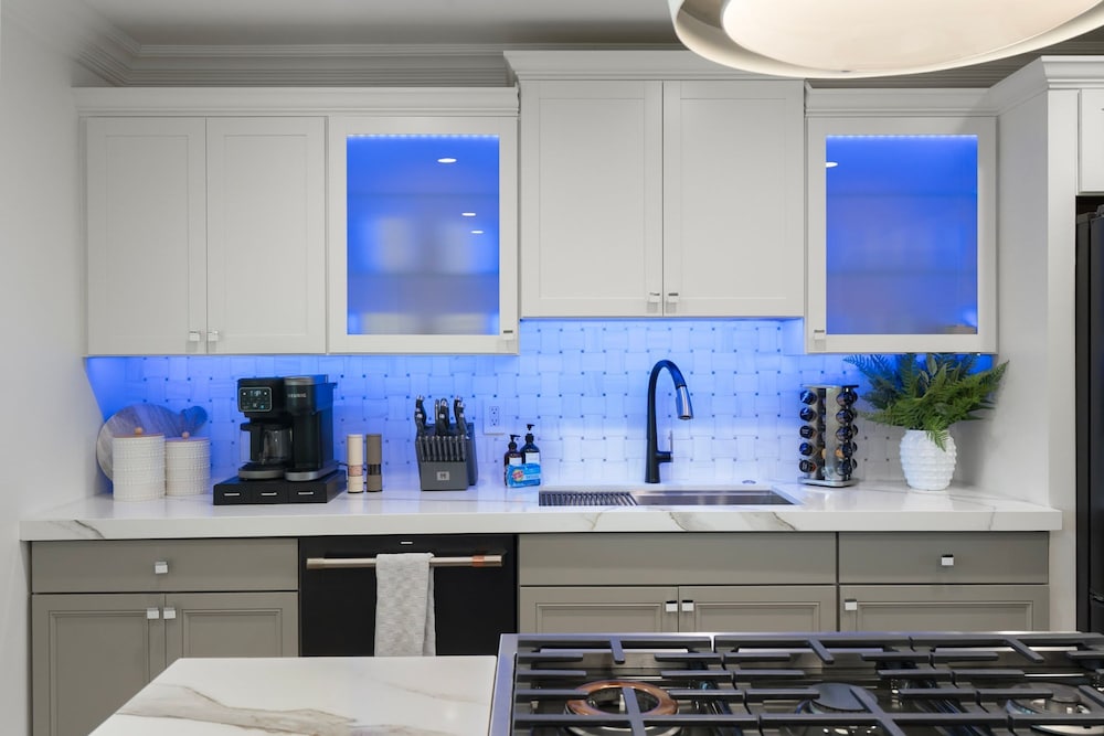 NEW The Hensley on Hubbell Designer Oasis w Pool, Photo 8