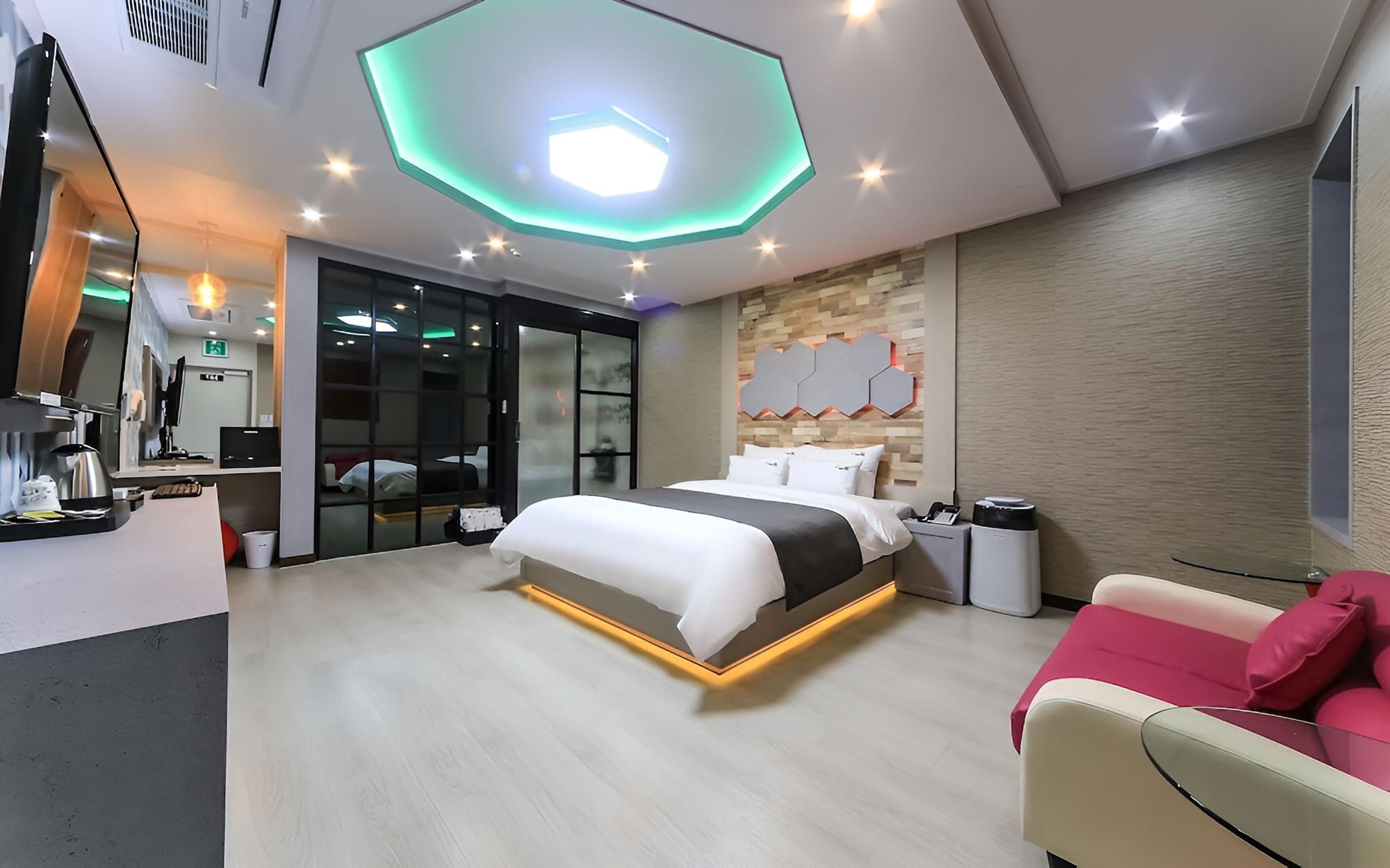 Room (Premium - Large bathtub (massage chai) - Photo 5